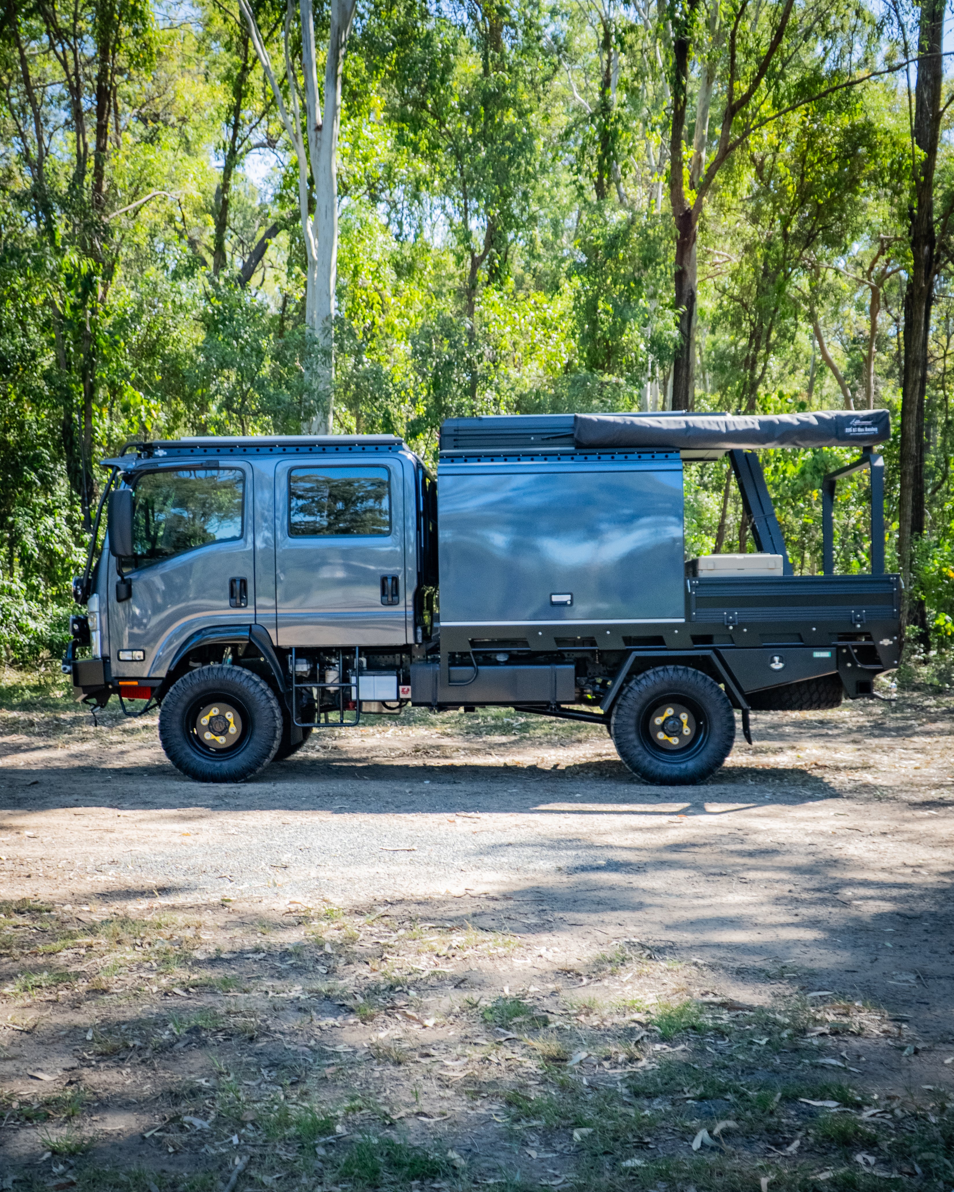 2022 Isuzu NPS 75/45-155 4x4 Crew Cab Tray Truck - Grey