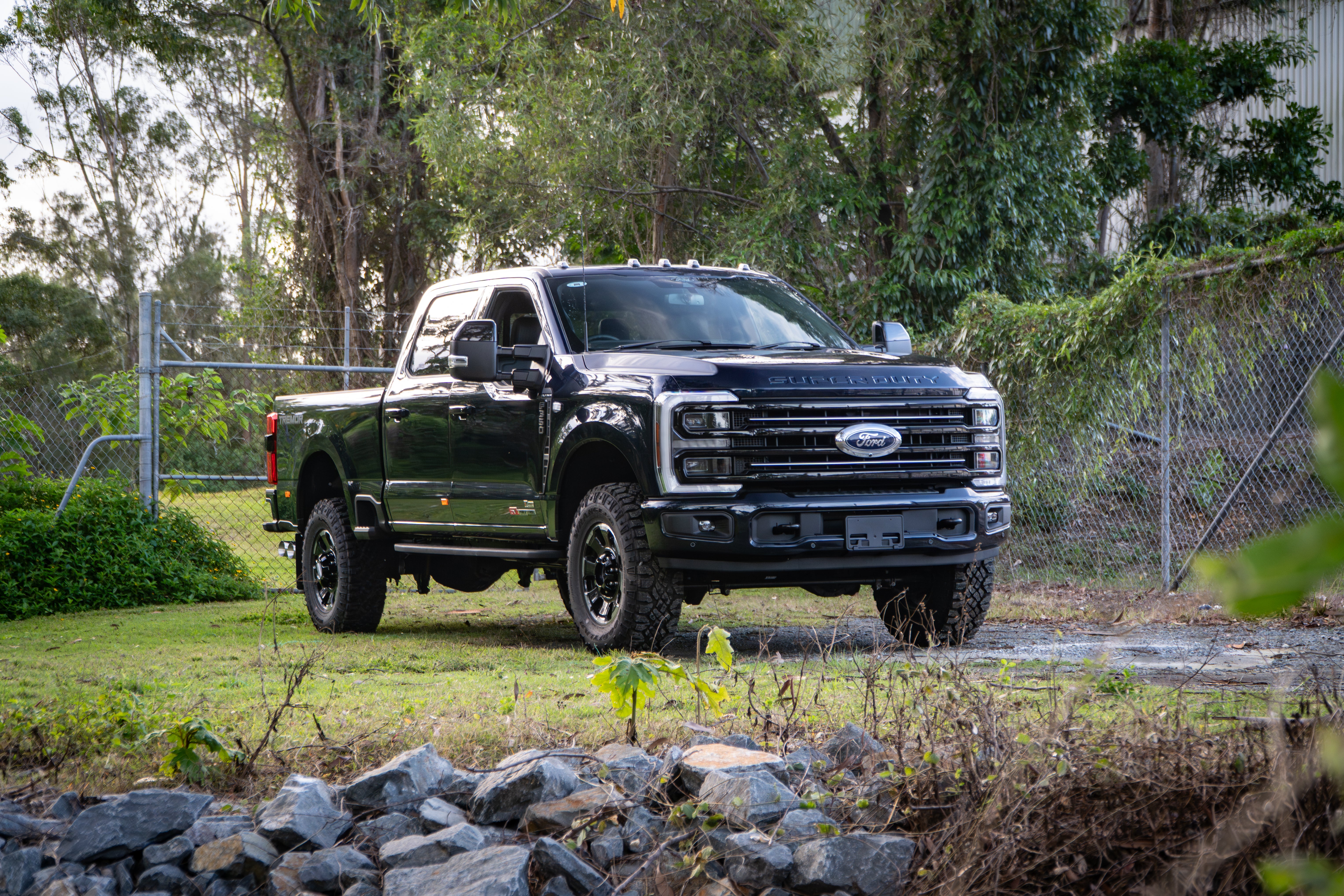 2025 FORD F350 Platinum - TREMOR Pack Antimatter Blue