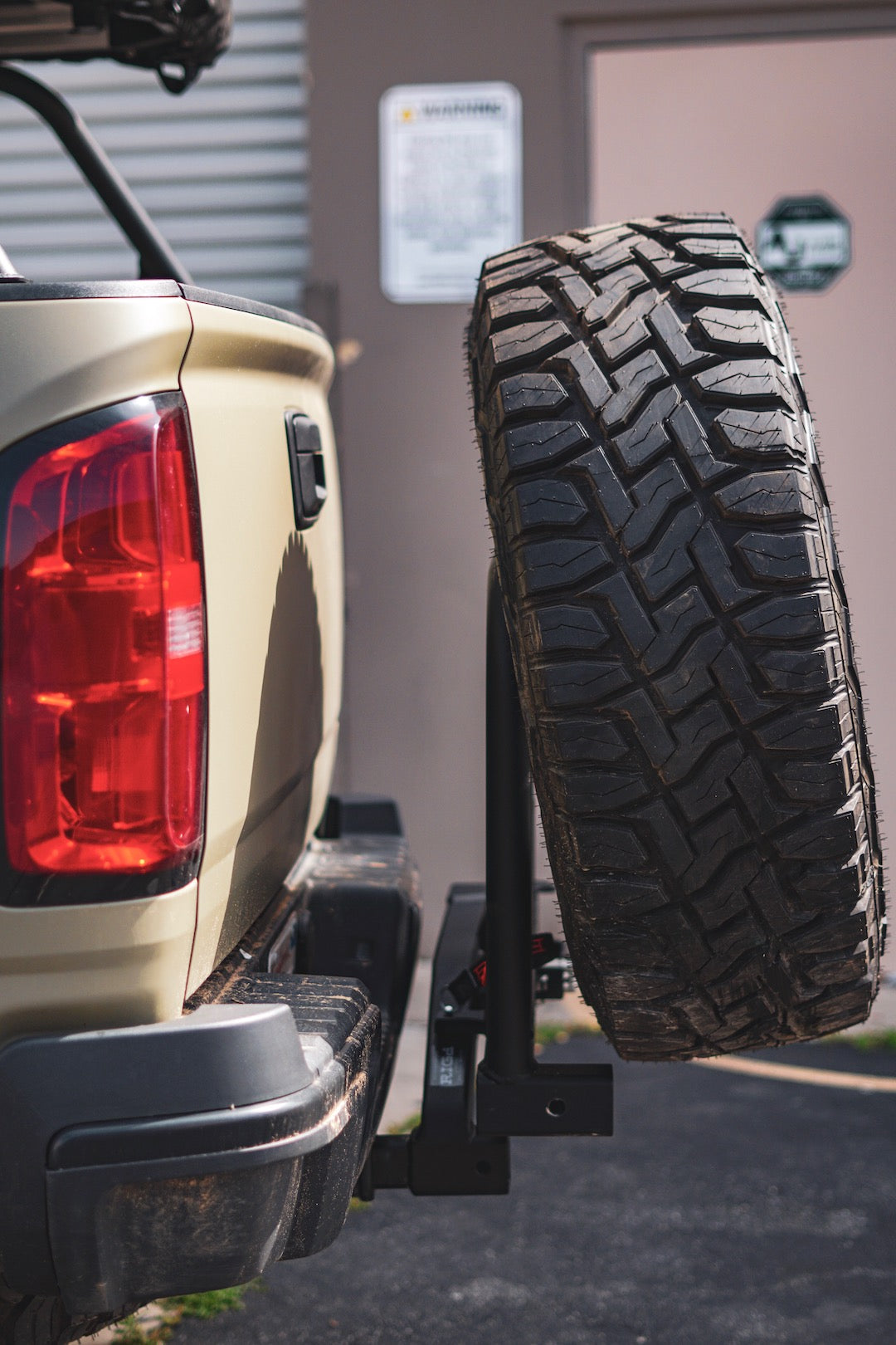 RIGD SUPPLY UltraSwing™ Multi-Fit Spare Tire Hitch Mount