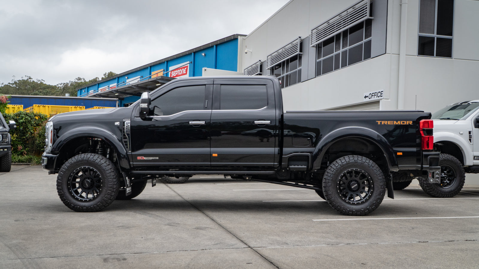 2024 Ford F-250 Platinum 4x4 Tremor Pack - Agate Black Metallic