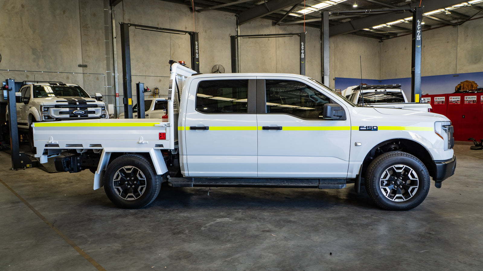 2025 FORD F-150 Lighting Pro - Oxford White