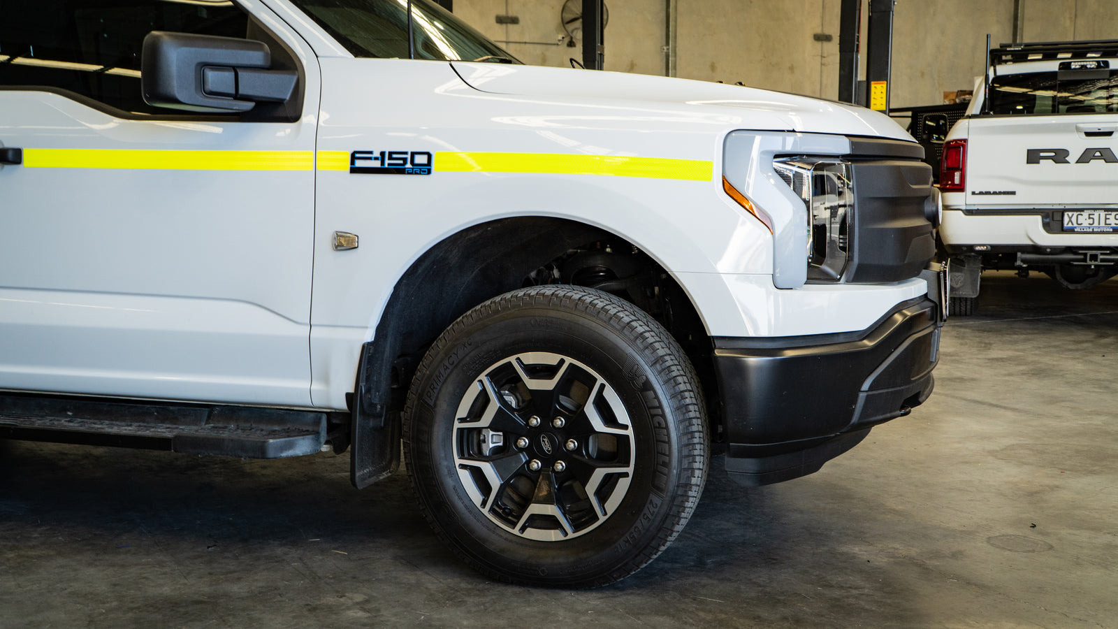 2025 FORD F-150 Lighting Pro - Oxford White