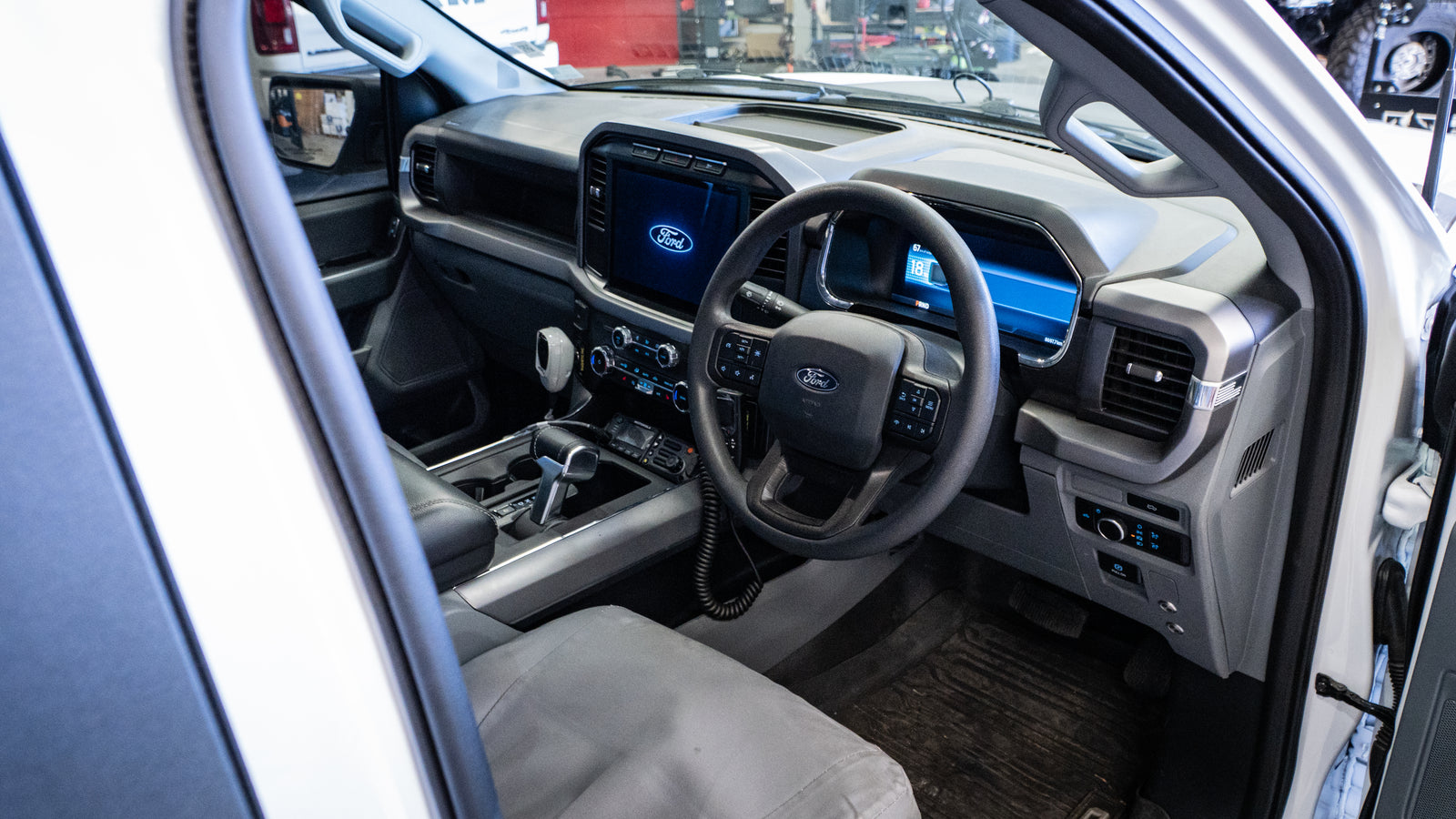 2025 FORD F-150 Lighting Pro - Oxford White
