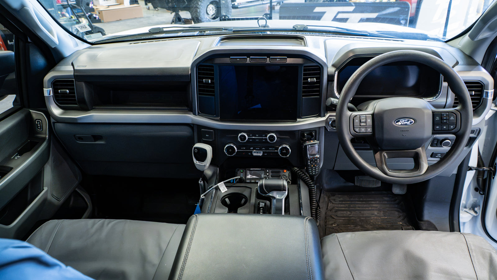2025 FORD F-150 Lighting Pro - Oxford White