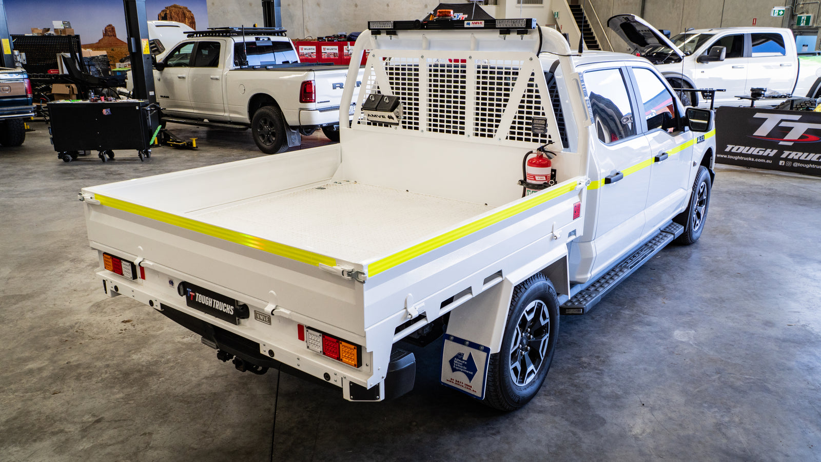 2025 FORD F-150 Lighting Pro - Oxford White