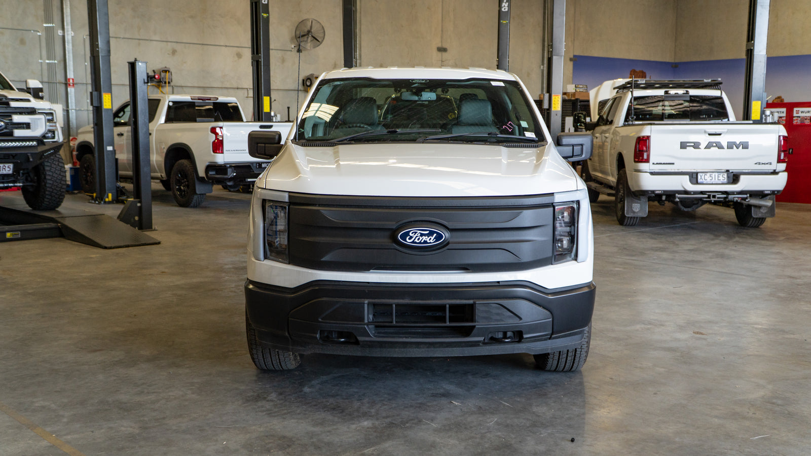 2024 FORD F-150 Lighting Pro - Oxford White