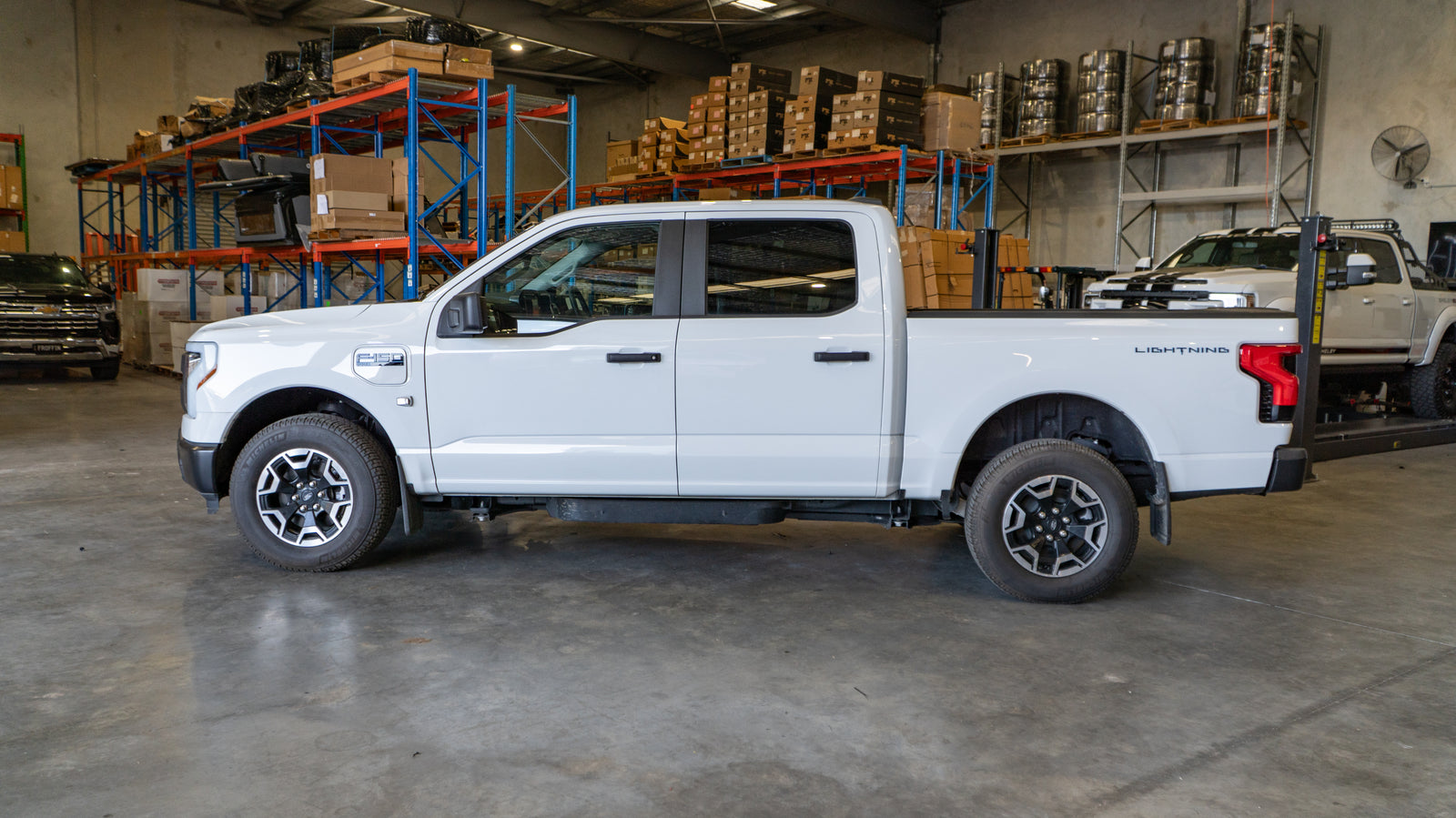 2024 FORD F-150 Lighting Pro - Oxford White