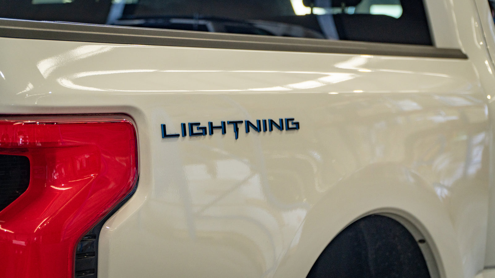 2024 FORD F-150 Lighting Pro - Oxford White