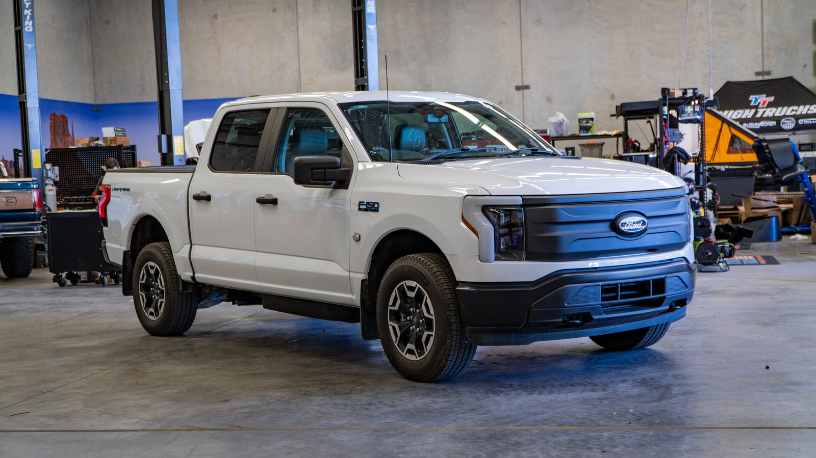 2024 FORD F-150 Lighting Pro - Oxford White