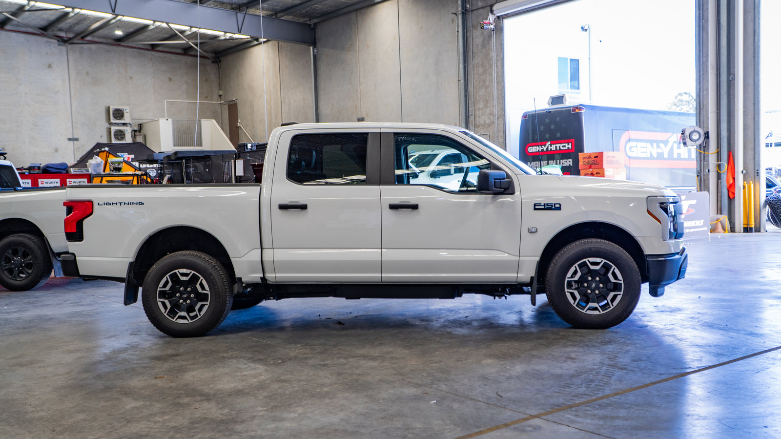 2024 FORD F-150 Lighting Pro - Oxford White