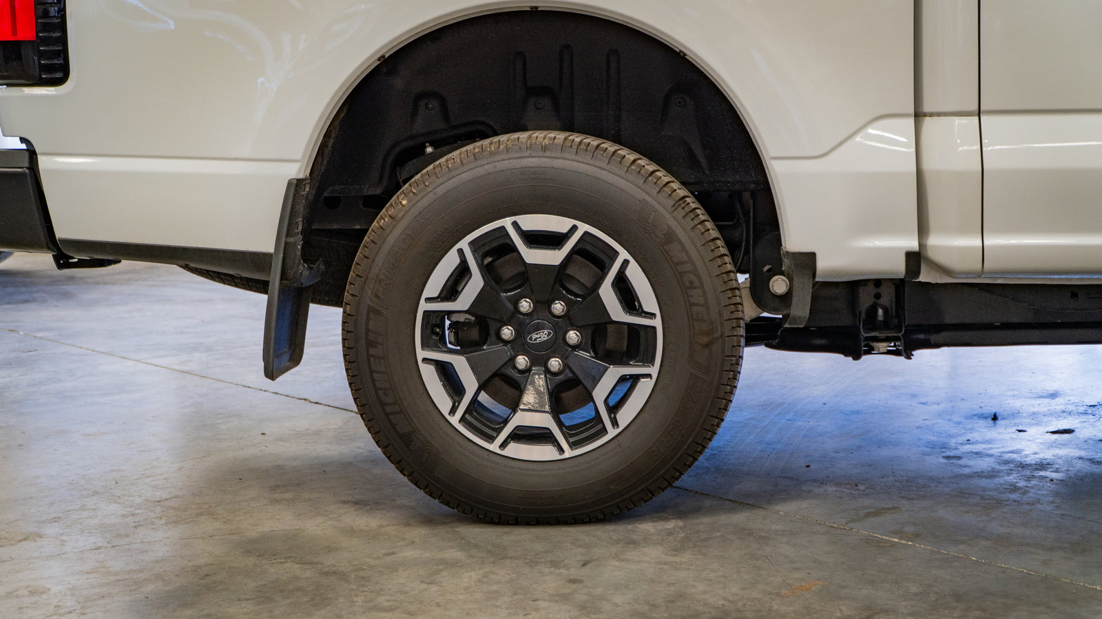 2024 FORD F-150 Lighting Pro - Oxford White