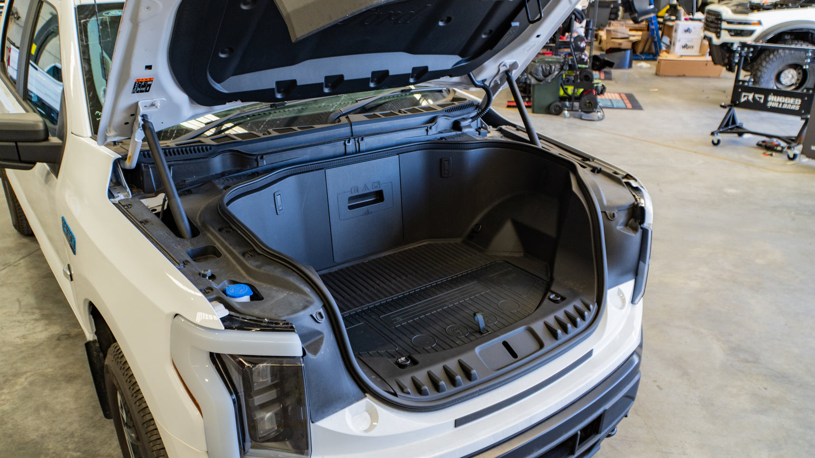 2024 FORD F-150 Lighting Pro - Oxford White
