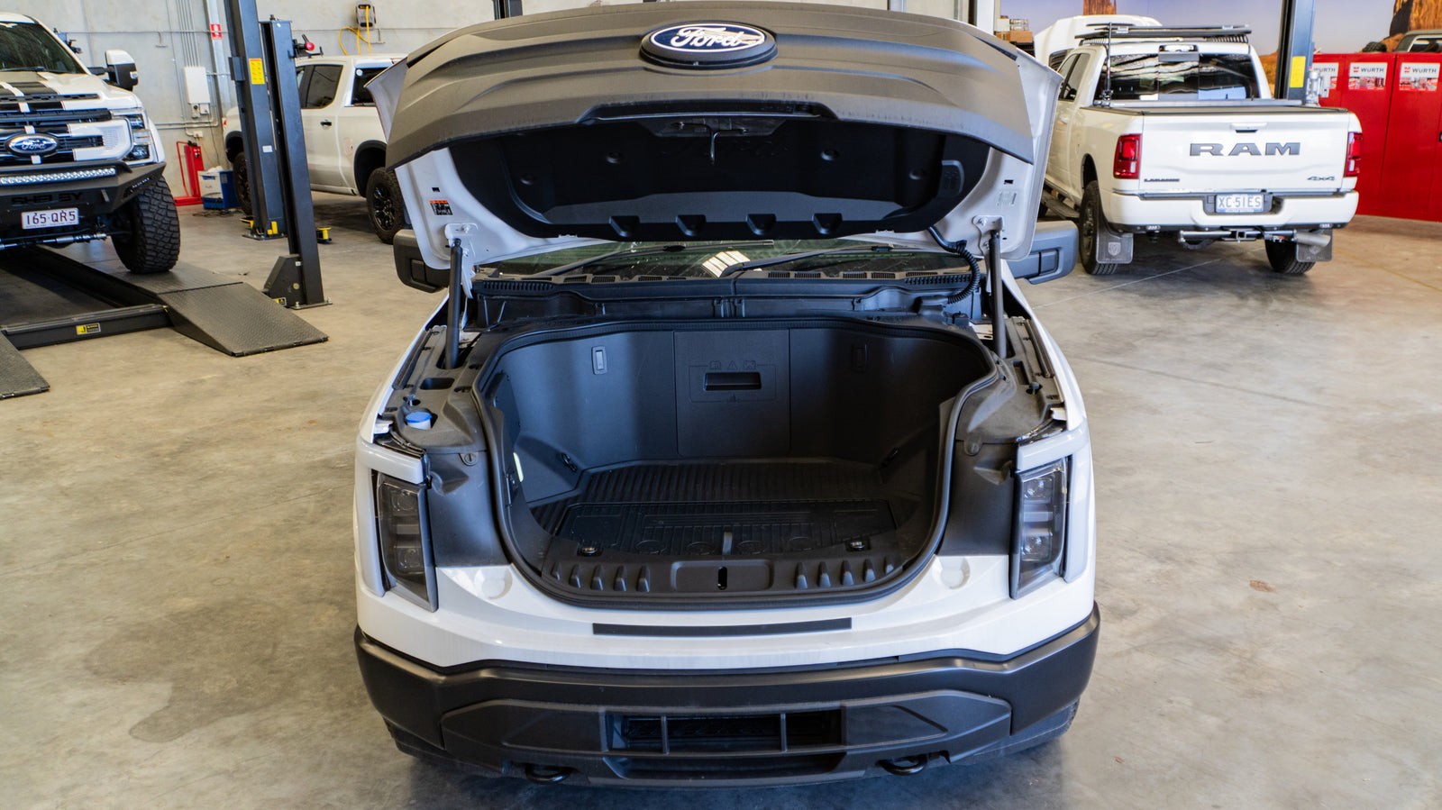 2024 FORD F-150 Lighting Pro - Oxford White