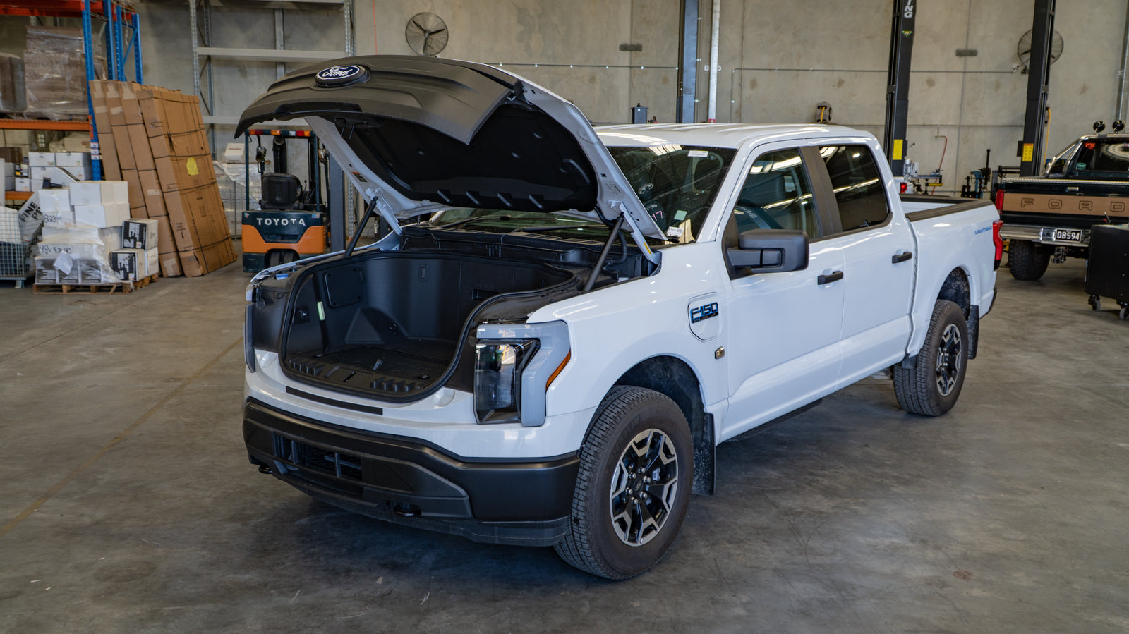 2024 FORD F-150 Lighting Pro - Oxford White