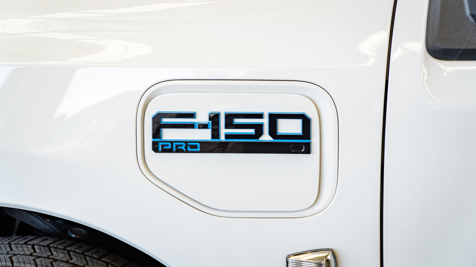 2024 FORD F-150 Lighting Pro - Oxford White
