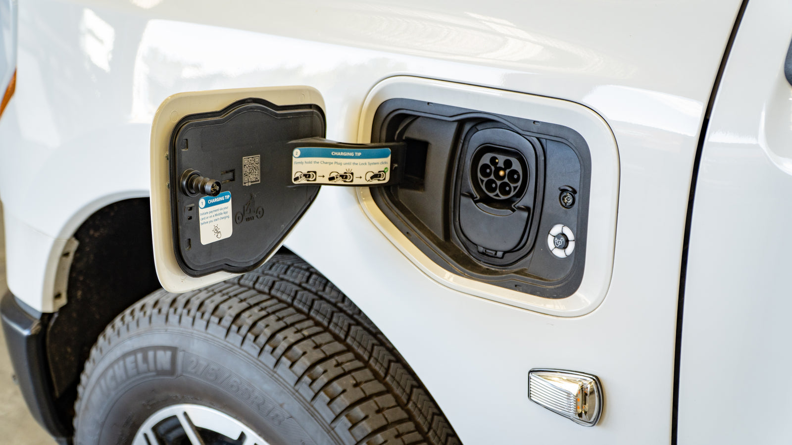 2024 FORD F-150 Lighting Pro - Oxford White