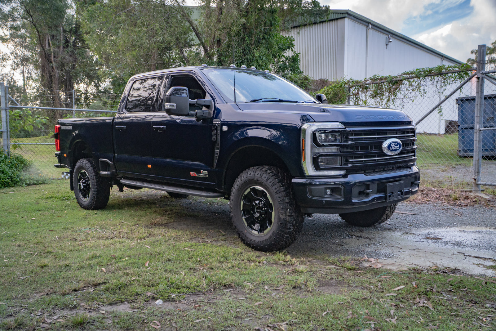 2025 FORD F350 Platinum - TREMOR Pack Antimatter Blue