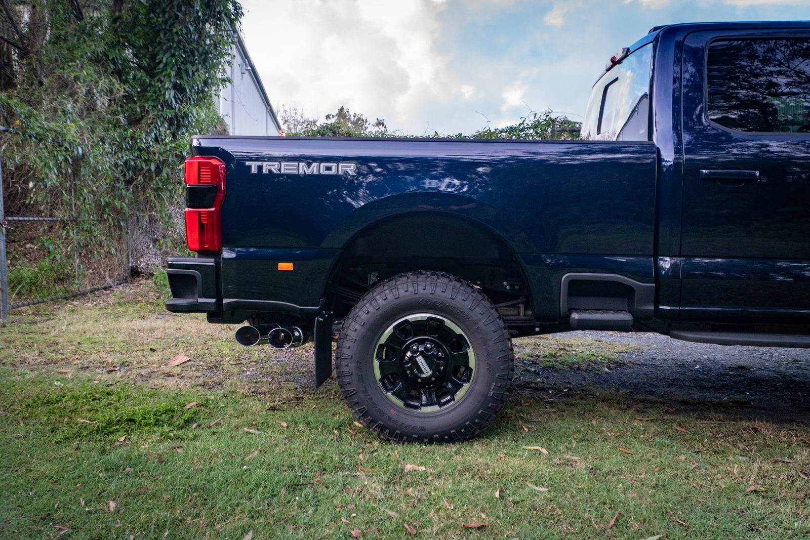 2025 FORD F350 Platinum - TREMOR Pack Antimatter Blue