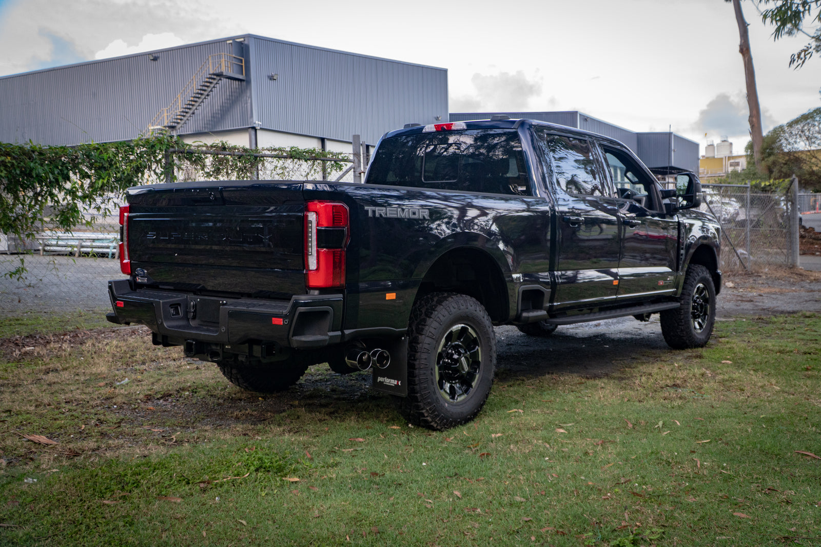 2025 FORD F350 Platinum - TREMOR Pack Antimatter Blue