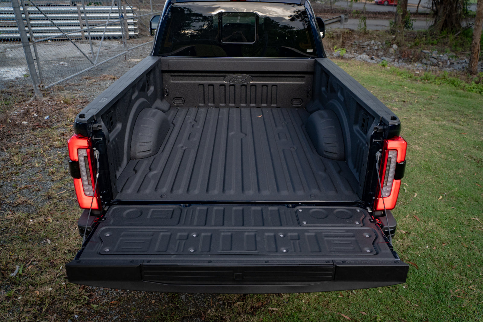 2025 FORD F350 Platinum - TREMOR Pack Antimatter Blue