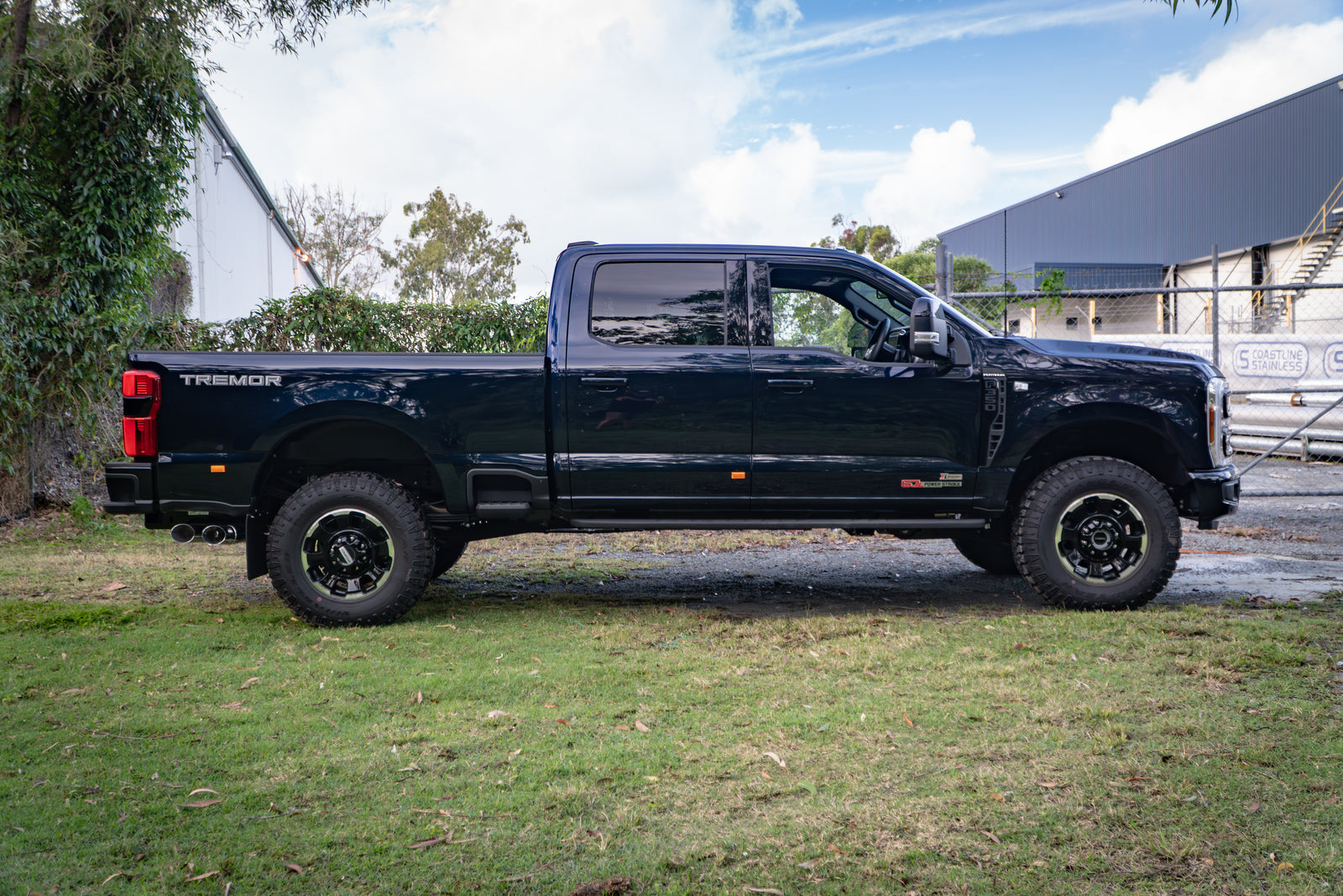 2025 FORD F350 Platinum - TREMOR Pack Antimatter Blue