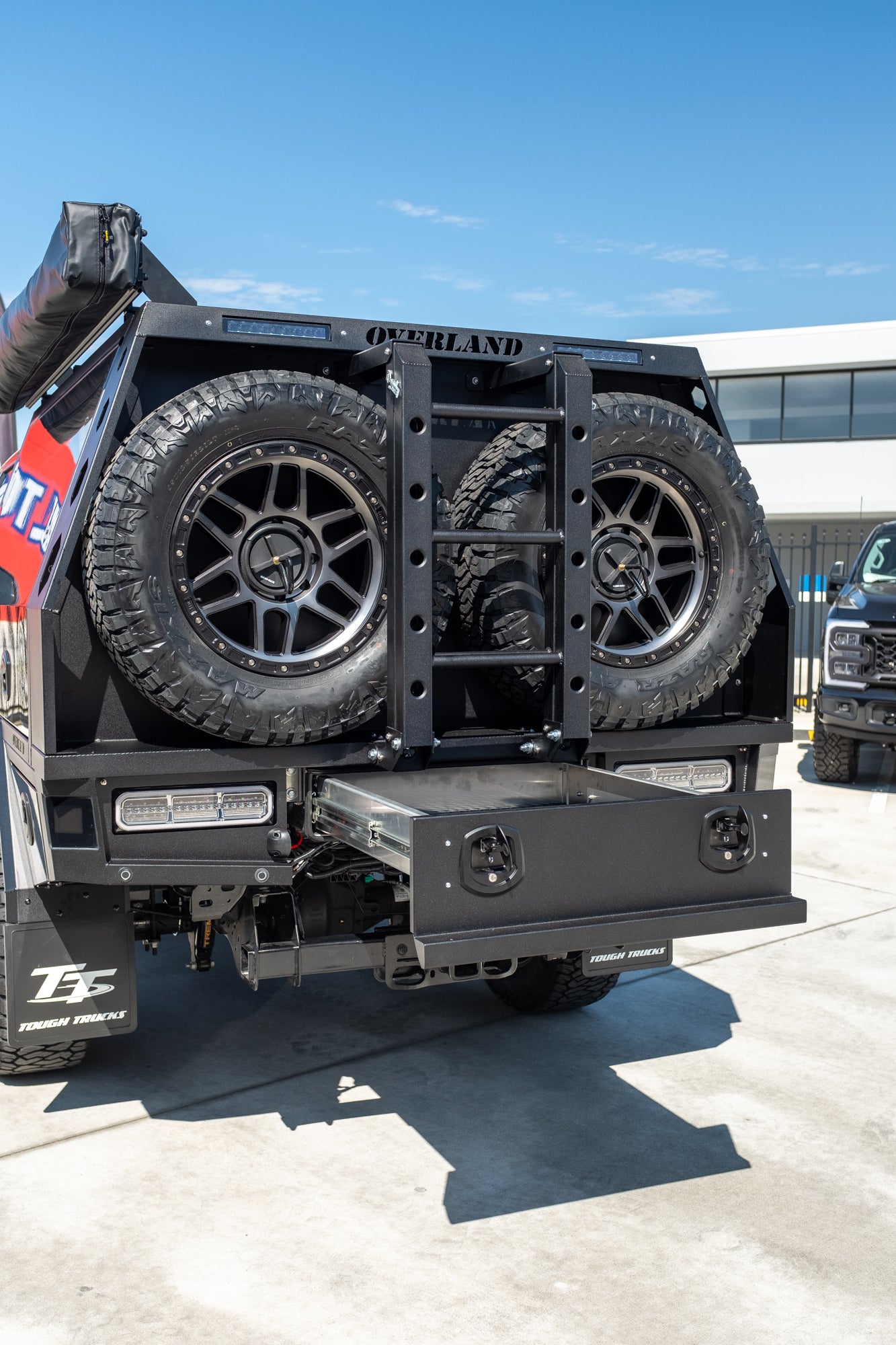 NEW 2023 F350 XLT TREMOR "OVERLAND PACKAGE" FACTORY 6-SEATER, CARBONIZED GREY (STOCK #TT0093).