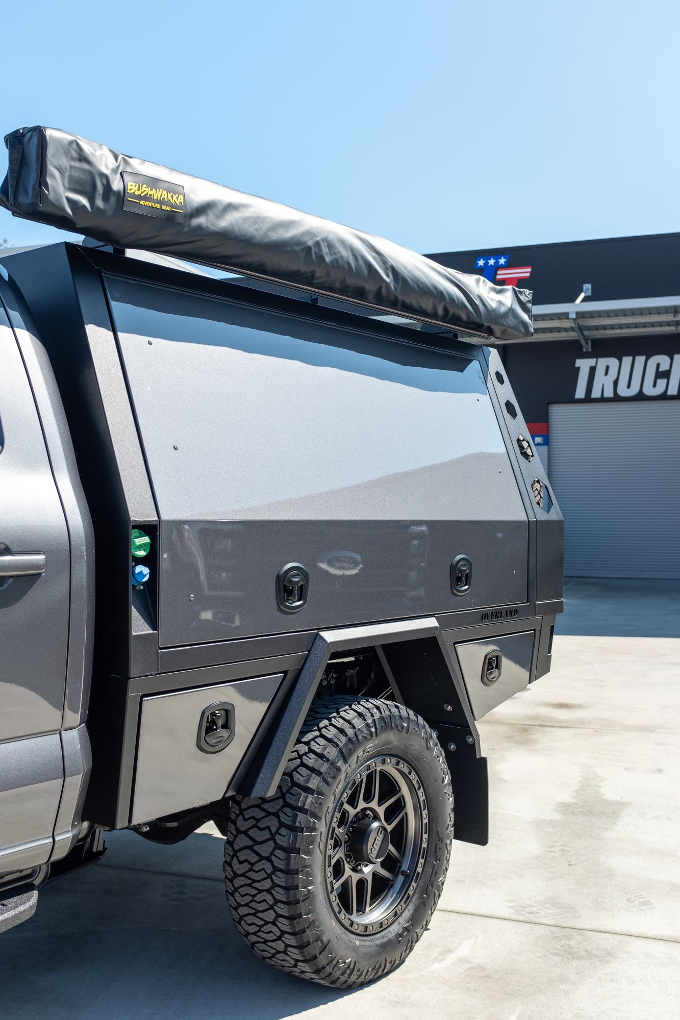 NEW 2023 F350 XLT TREMOR "OVERLAND PACKAGE" FACTORY 6-SEATER, CARBONIZED GREY (STOCK #TT0093).