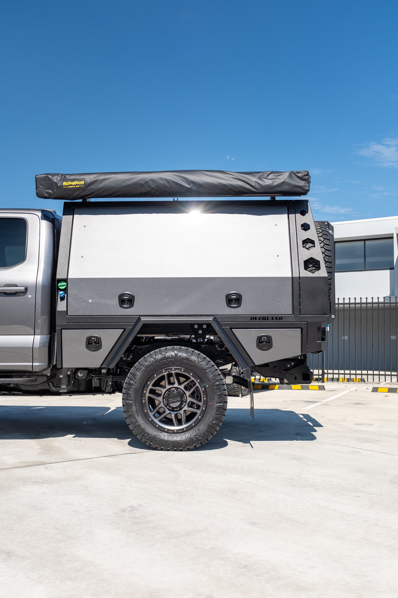 NEW 2023 F350 XLT TREMOR "OVERLAND PACKAGE" FACTORY 6-SEATER, CARBONIZED GREY (STOCK #TT0093).