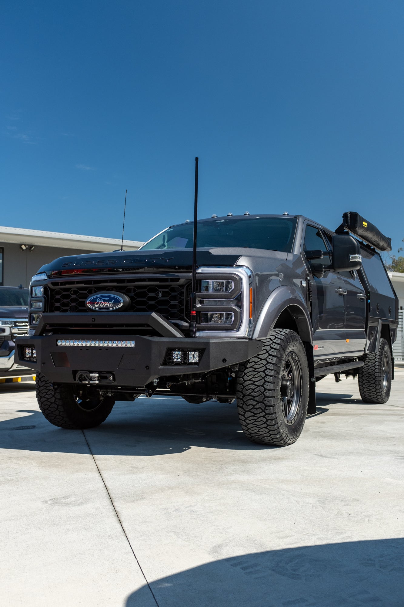 NEW 2023 F350 XLT TREMOR "OVERLAND PACKAGE" FACTORY 6-SEATER, CARBONIZED GREY (STOCK #TT0093).