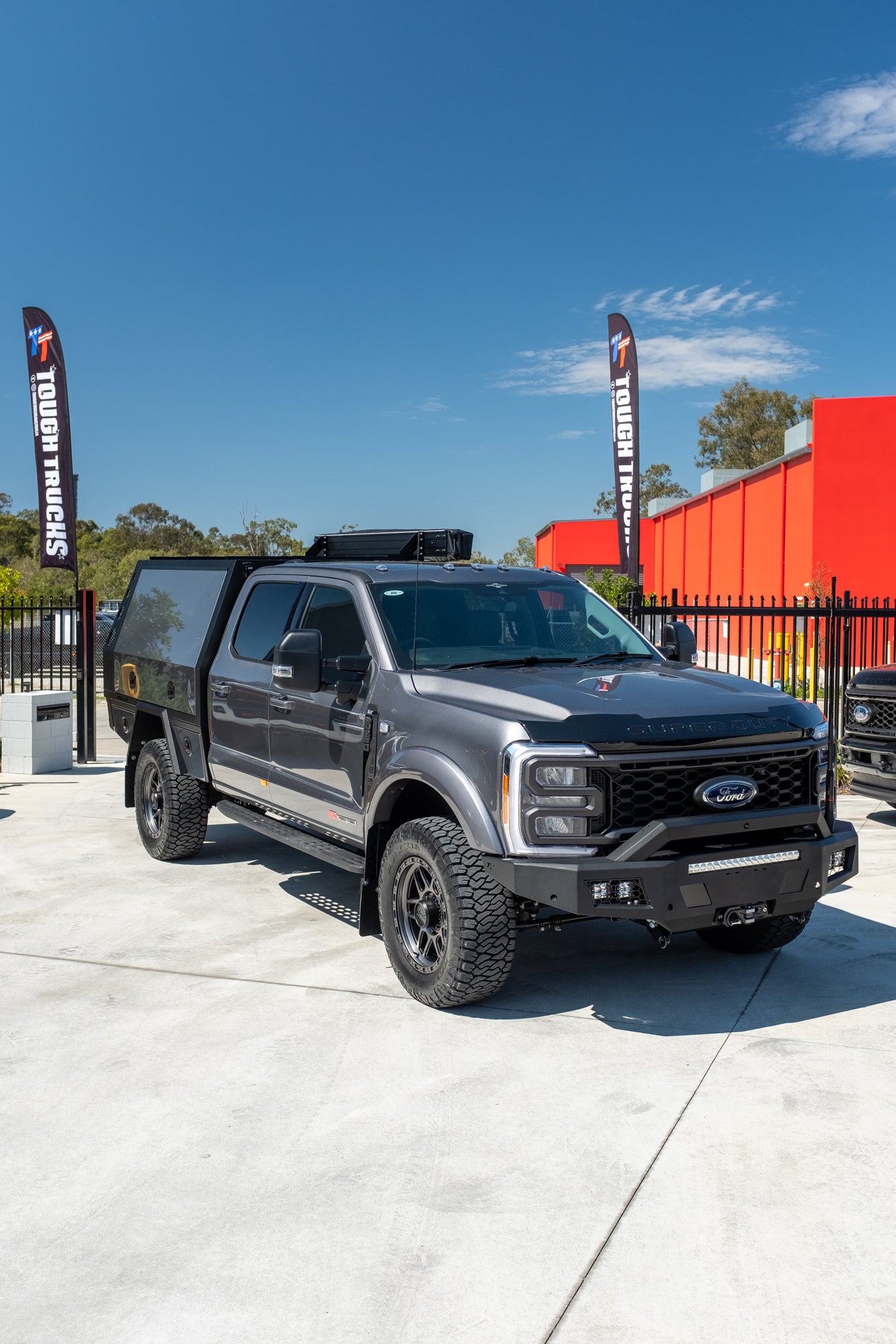 NEW 2023 F350 XLT TREMOR "OVERLAND PACKAGE" FACTORY 6-SEATER, CARBONIZED GREY (STOCK #TT0093).