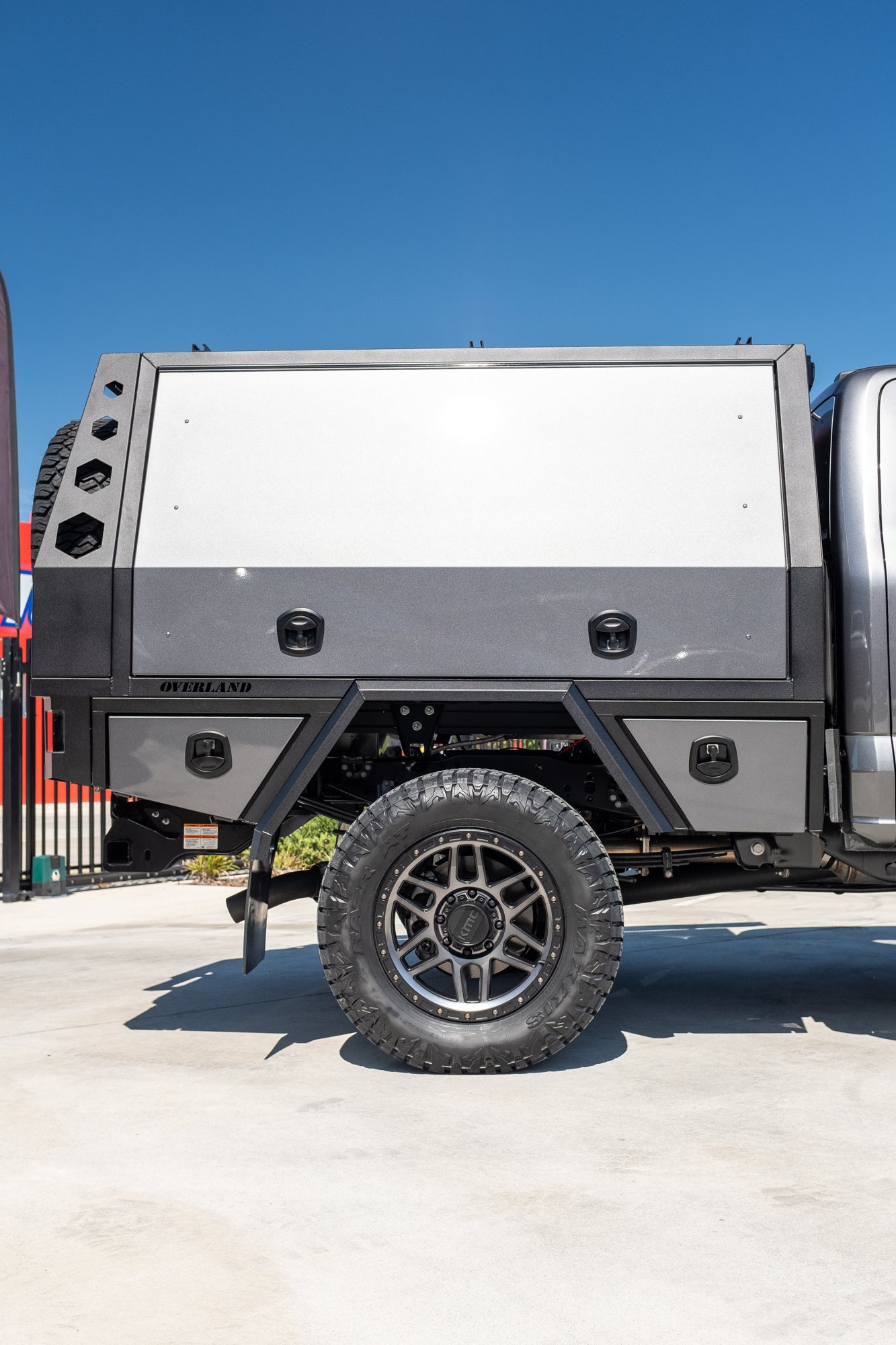 NEW 2023 F350 XLT TREMOR "OVERLAND PACKAGE" FACTORY 6-SEATER, CARBONIZED GREY (STOCK #TT0093).