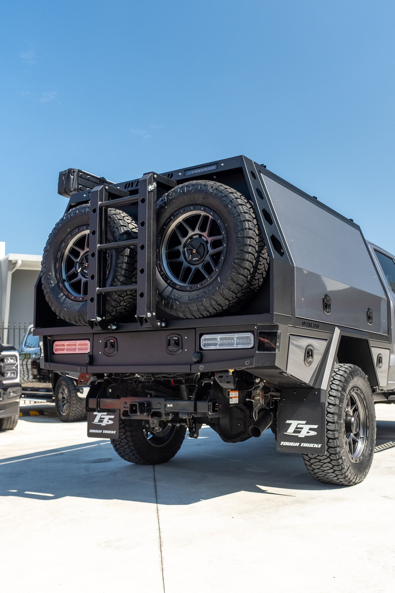 NEW 2023 F350 XLT TREMOR "OVERLAND PACKAGE" FACTORY 6-SEATER, CARBONIZED GREY (STOCK #TT0093).