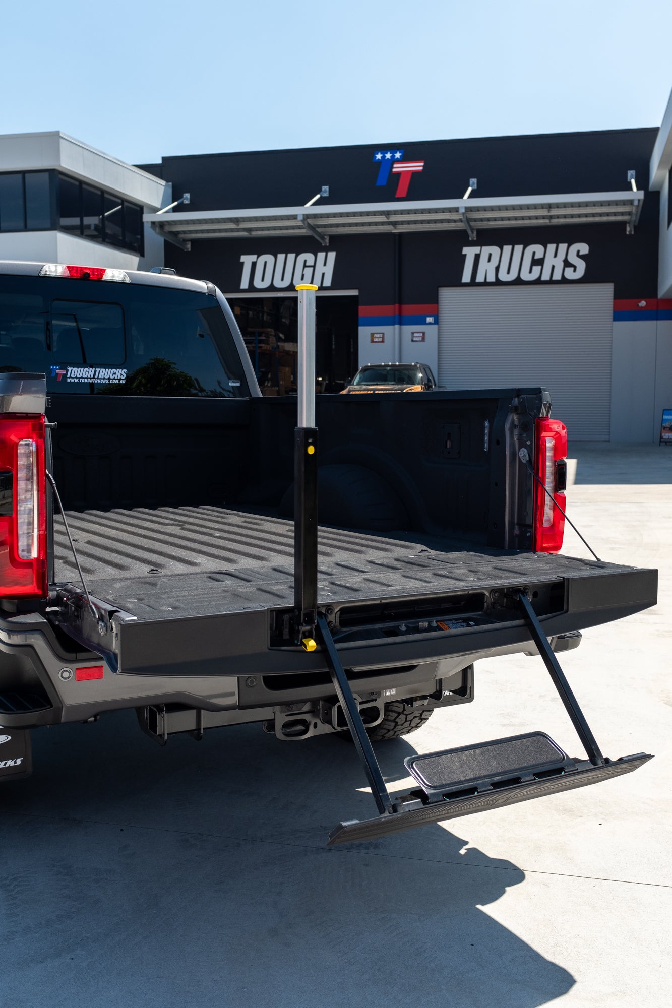 NEW 2023 F250 LARIAT 'PRIMARY PRODUCER PACKAGE' - 6 SEATER, CARBONIZED GREY (STOCK # 5024)