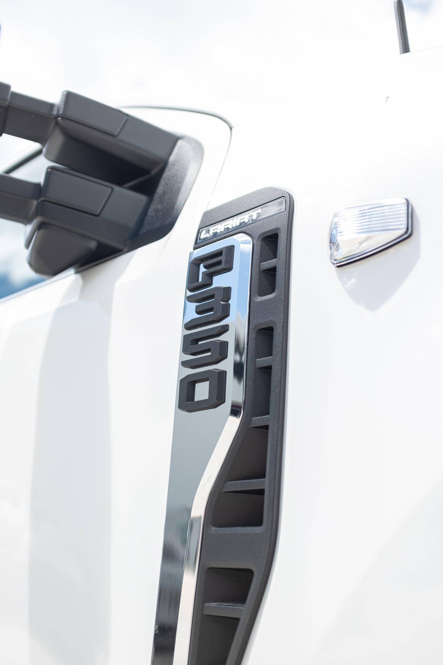 NEW FORD F350 LARIAT, STAR WHITE (STOCK #5039)