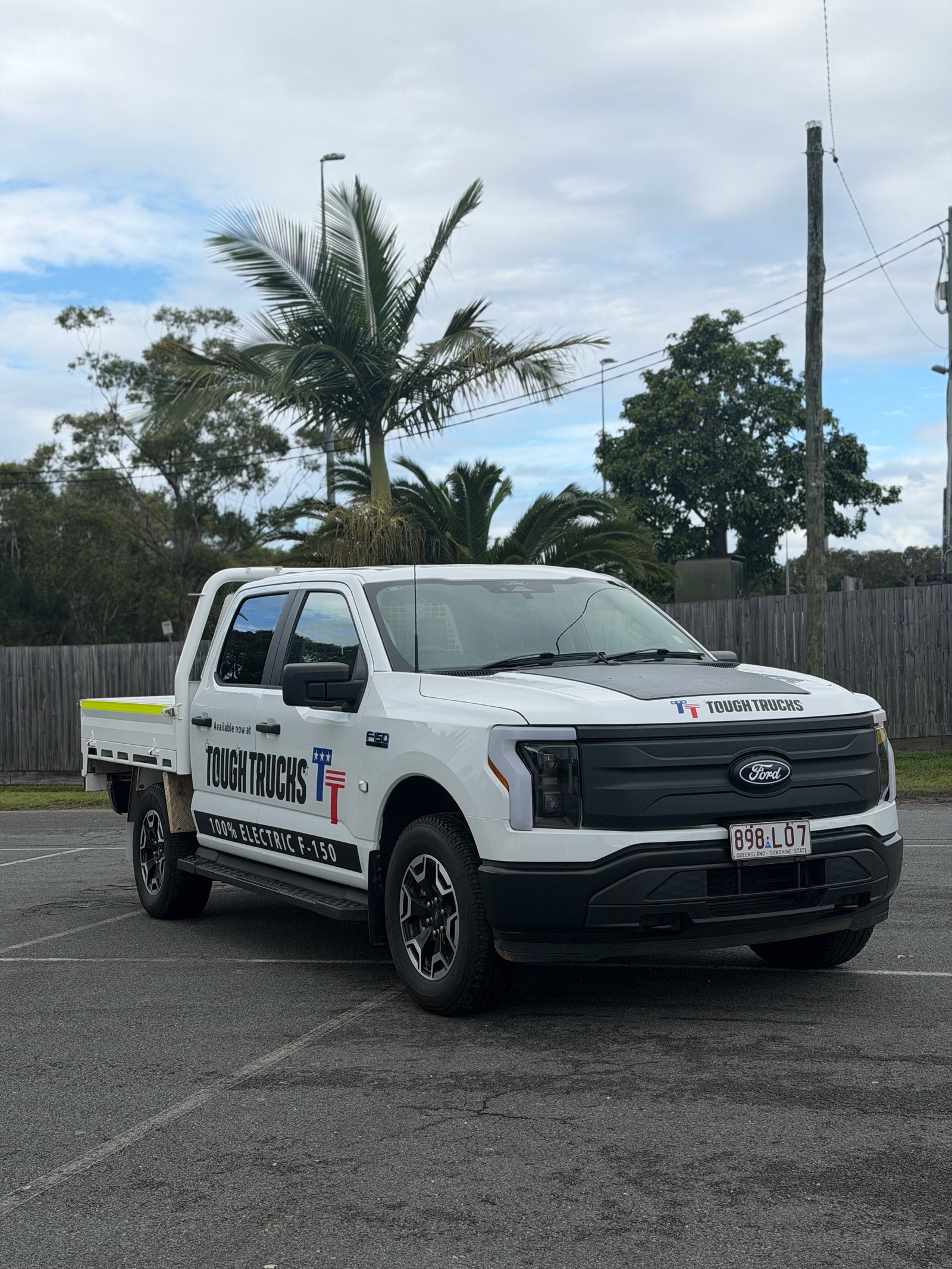 2024 FORD F-150 Lighting Pro - Oxford White