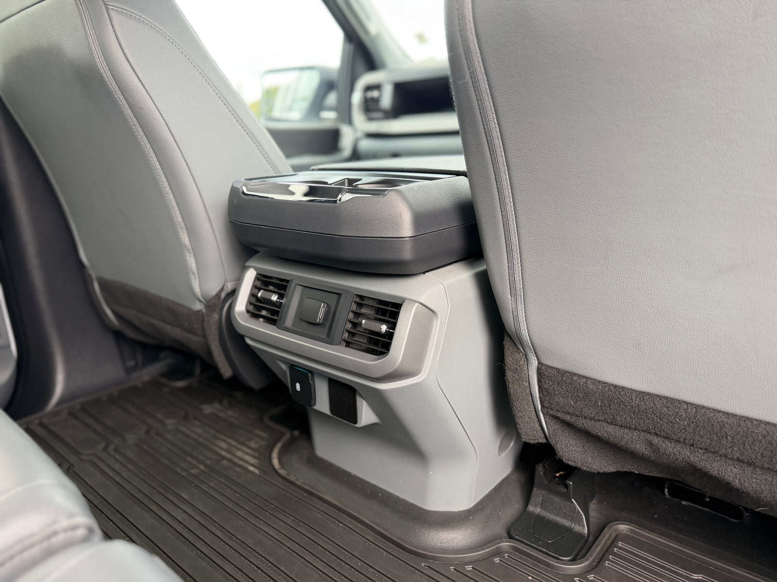 2024 FORD F-150 Lighting Pro - Oxford White