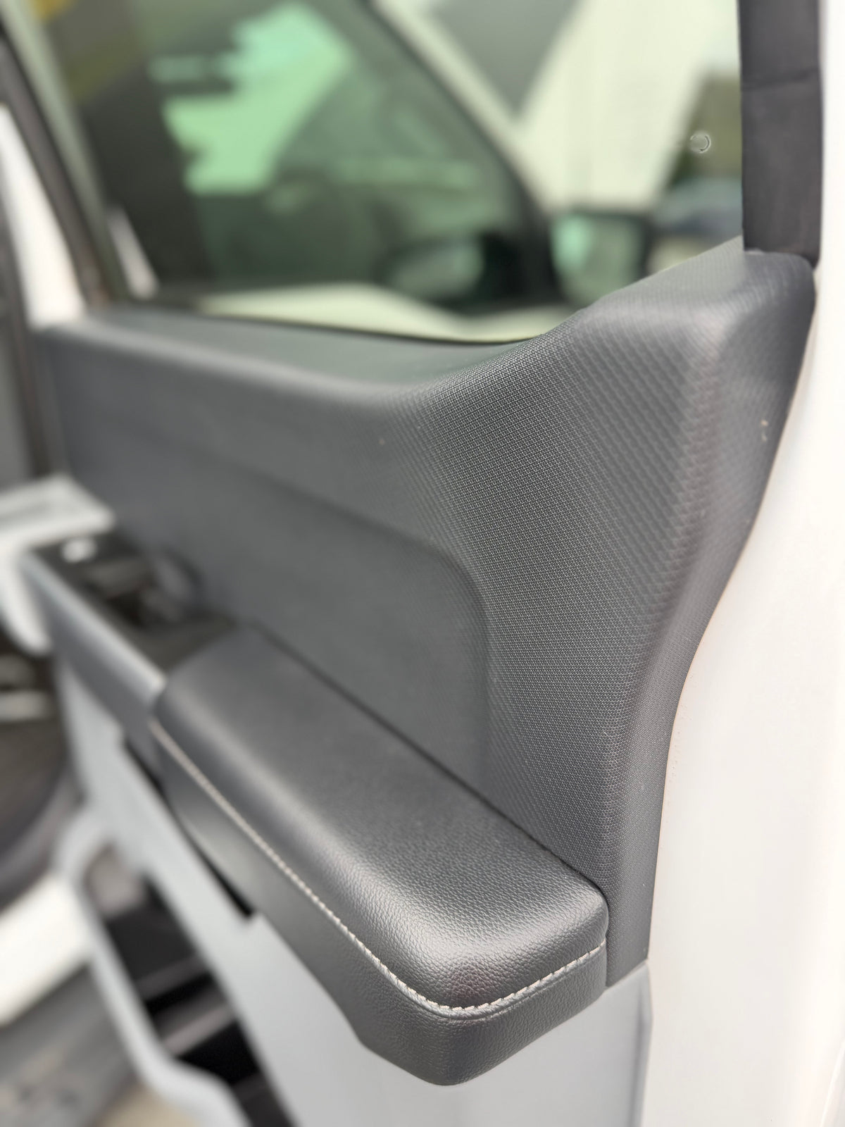 2024 FORD F-150 Lightning Pro - Oxford White