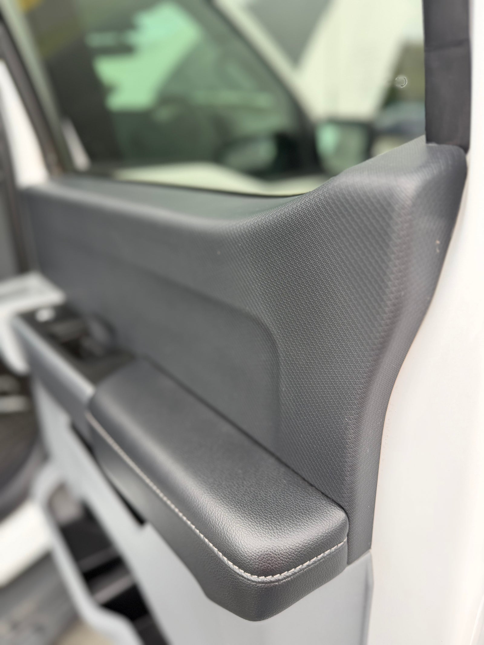 2024 FORD F-150 Lighting Pro - Oxford White