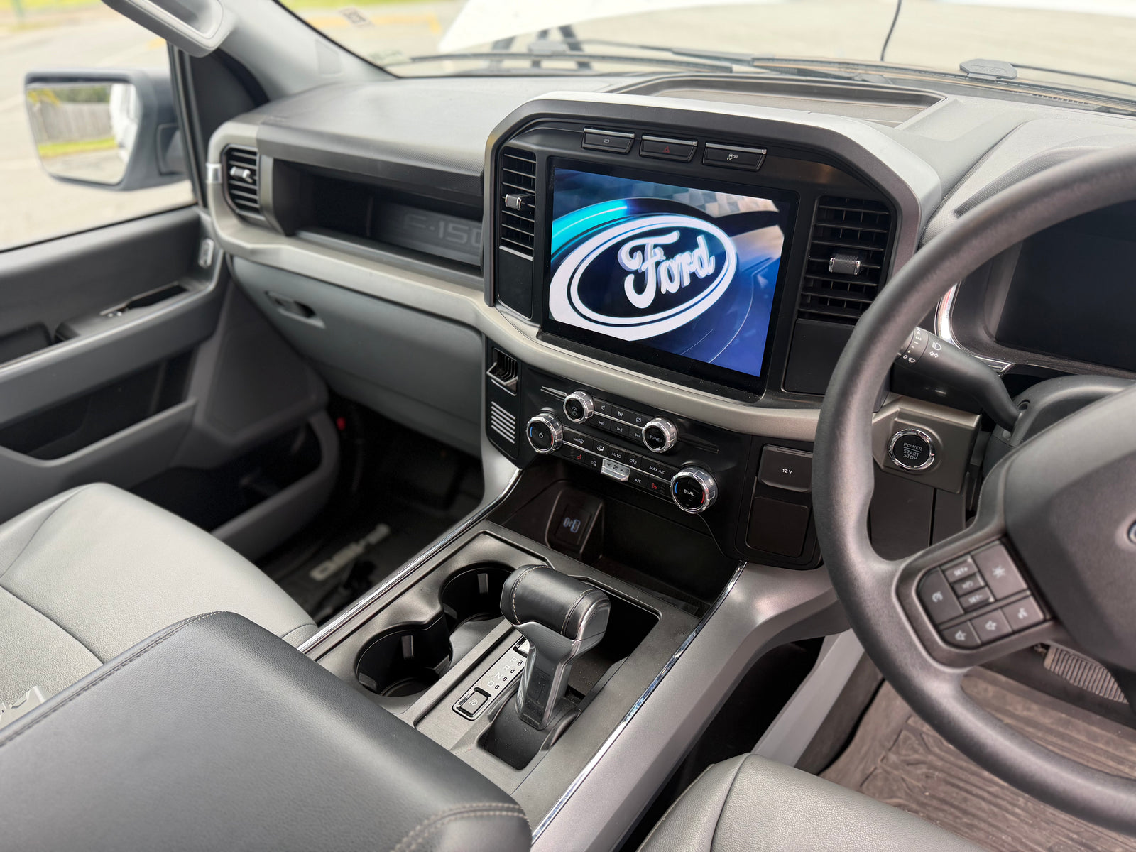 2024 FORD F-150 Lighting Pro - Oxford White
