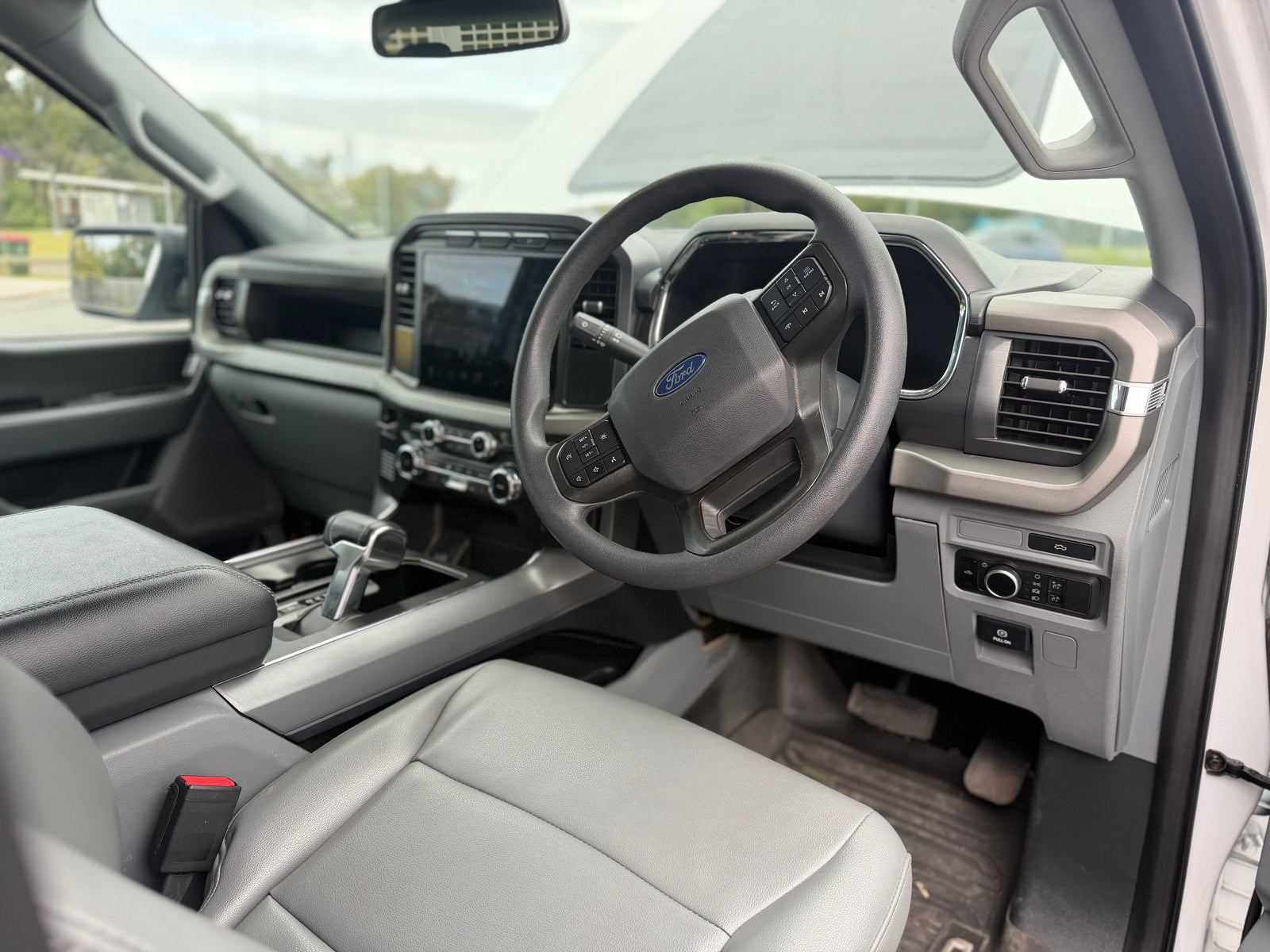 2024 FORD F-150 Lighting Pro - Oxford White