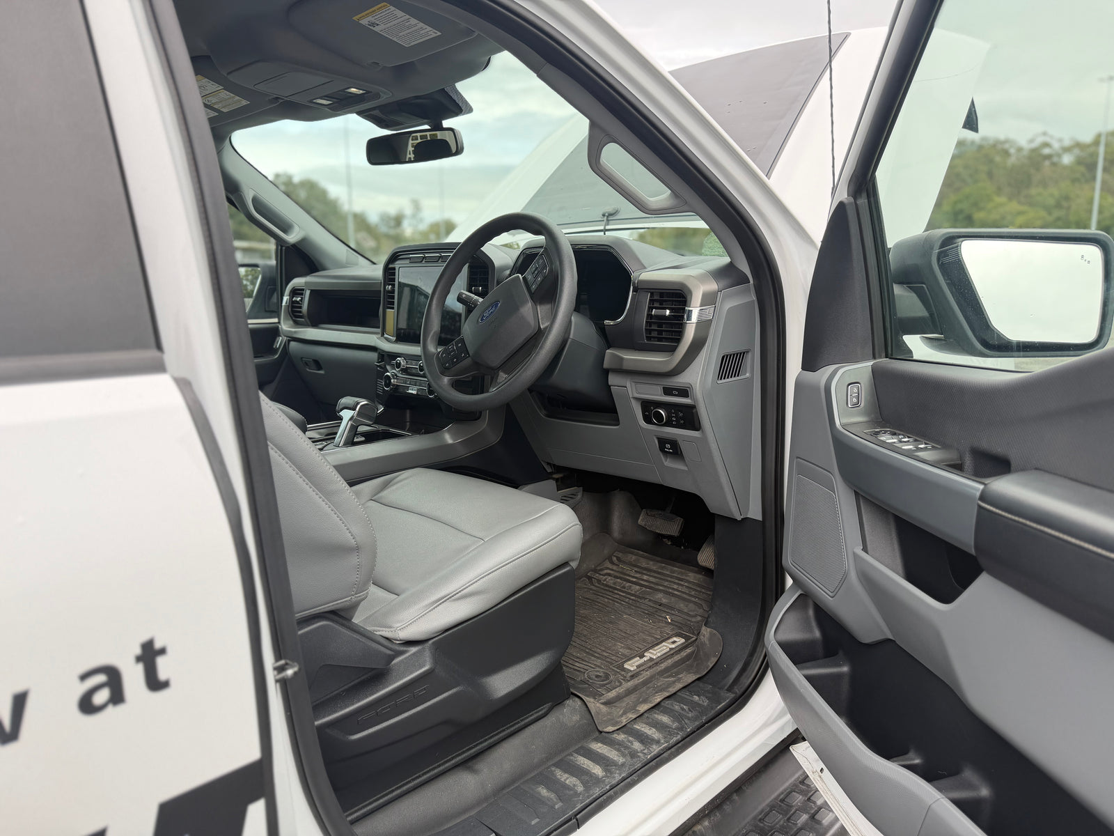 2024 FORD F-150 Lighting Pro - Oxford White
