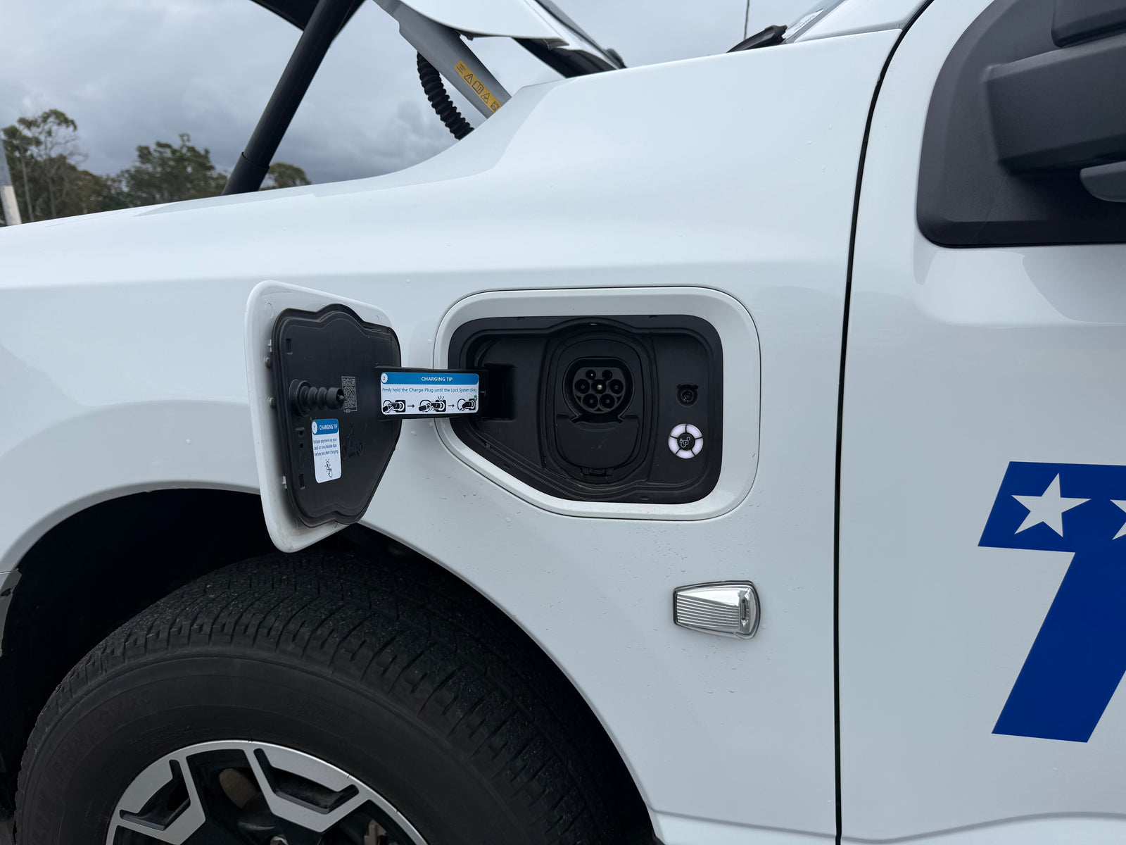 2024 FORD F-150 Lighting Pro - Oxford White