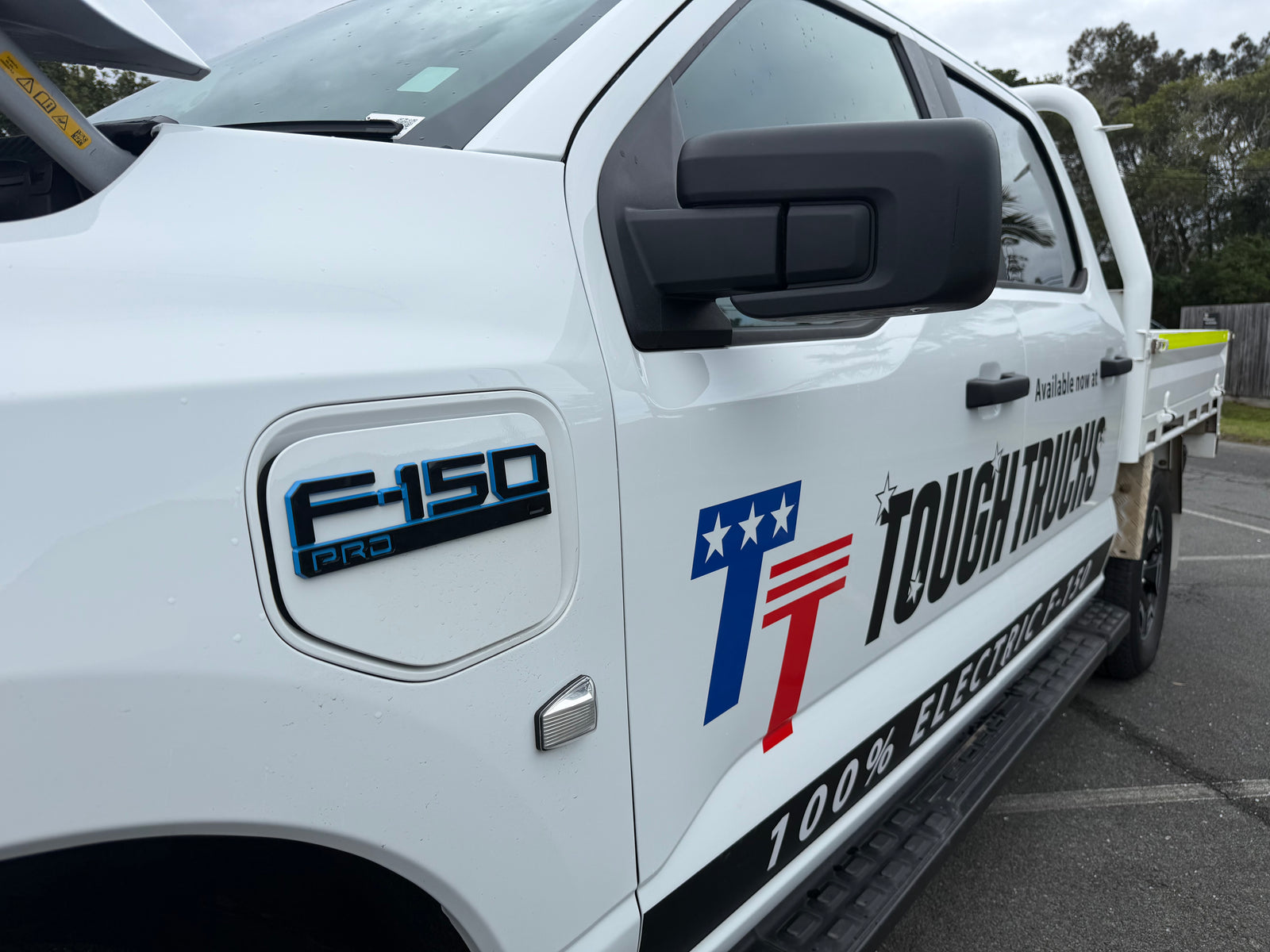 2024 FORD F-150 Lighting Pro - Oxford White