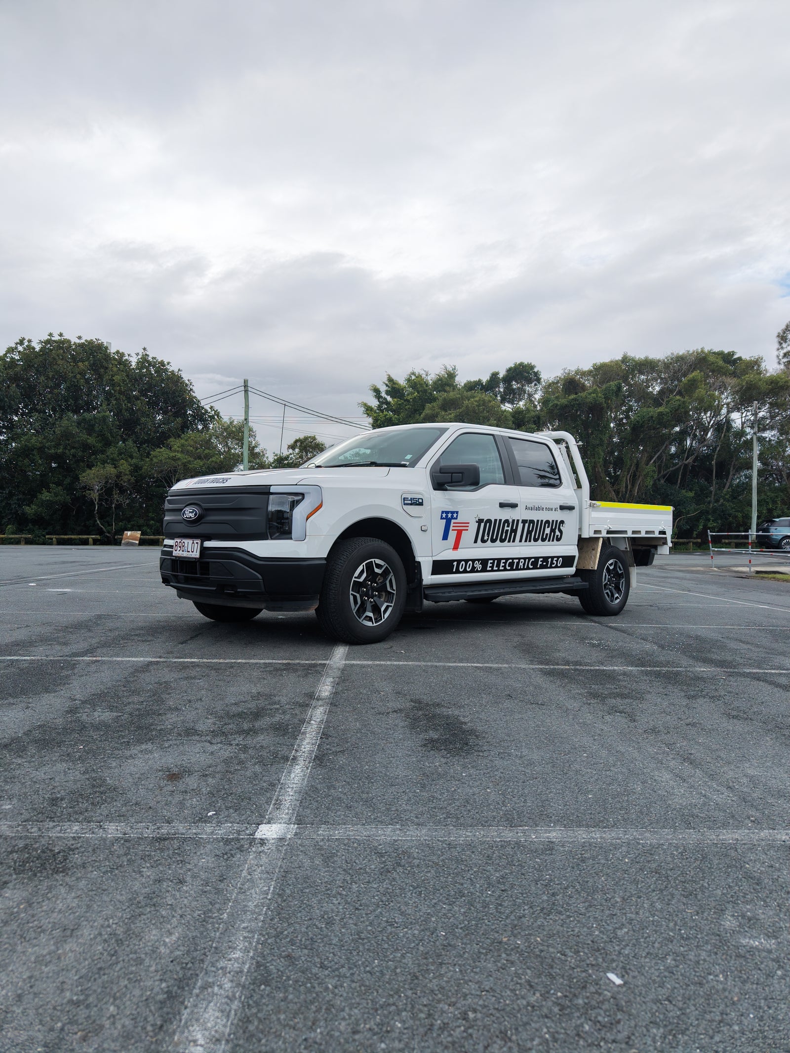 2024 FORD F-150 Lighting Pro - Oxford White