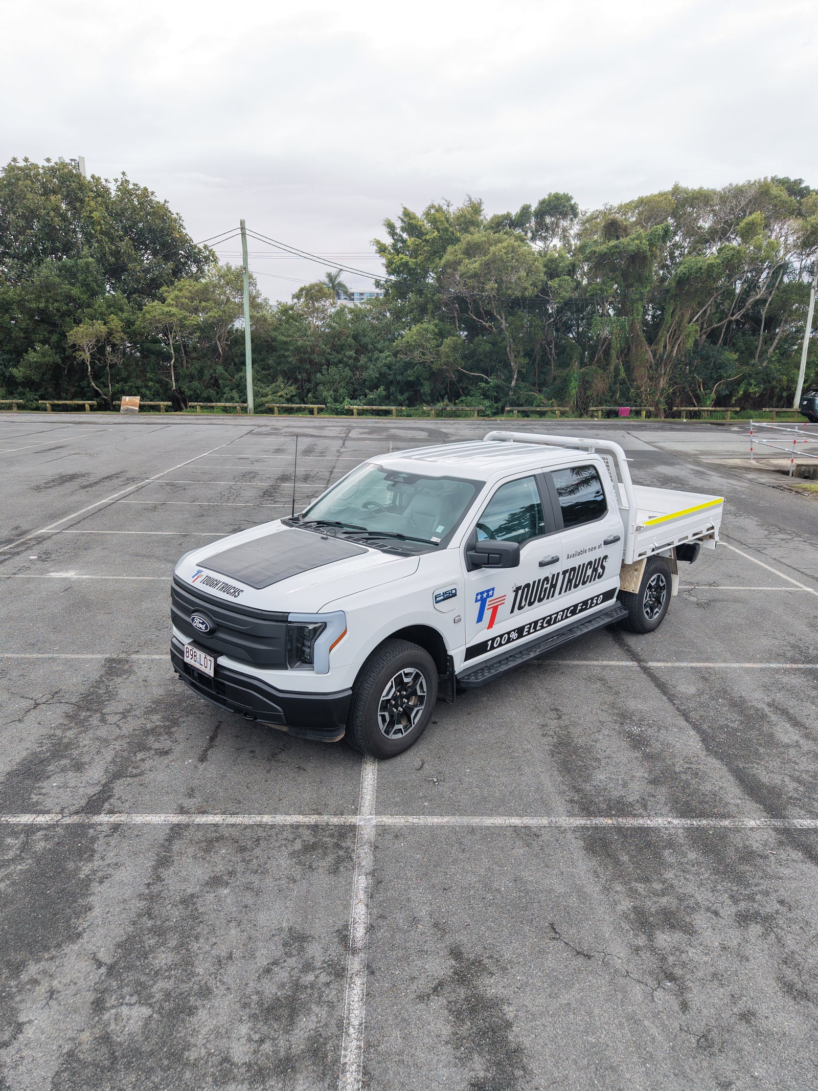 2024 FORD F-150 Lighting Pro - Oxford White